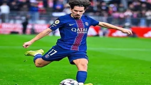 法国足球传奇：孔德刷新出场纪录，连场征战再续辉煌