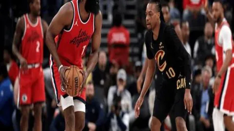 图多尔新任教练获尤文球迷热烈欢迎，酒店门前挥手致谢